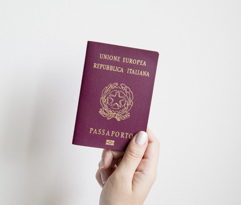 Il passaporto è il documento di riconoscimento necessario per i viaggi all'estero. Richiederlo e rinnovarlo comporta dei costi, ecco quali.