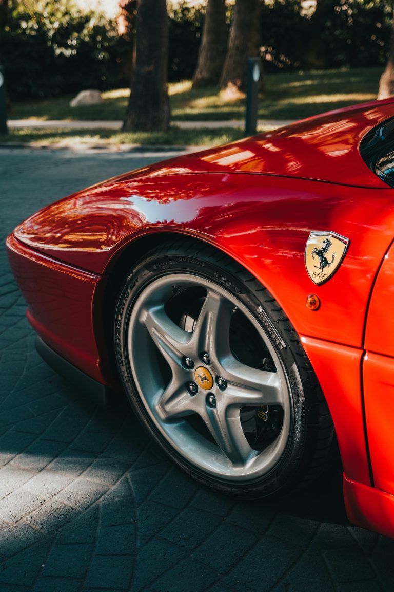 Possedere una Ferrari significa appartenere ad un'élite. Per coronare questo sogno è necessario rispettare delle regole e conoscere il listino prezzi.