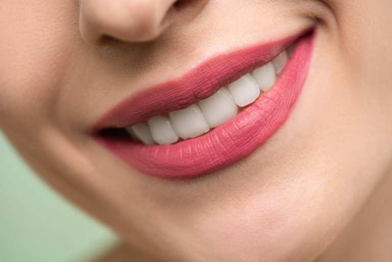 Nell’ottica dell’estetica dentale, lo sbiancamento dei denti è tra i trattamenti più richiesti dai pazienti. Cos'è, come si fa e quanto costa.