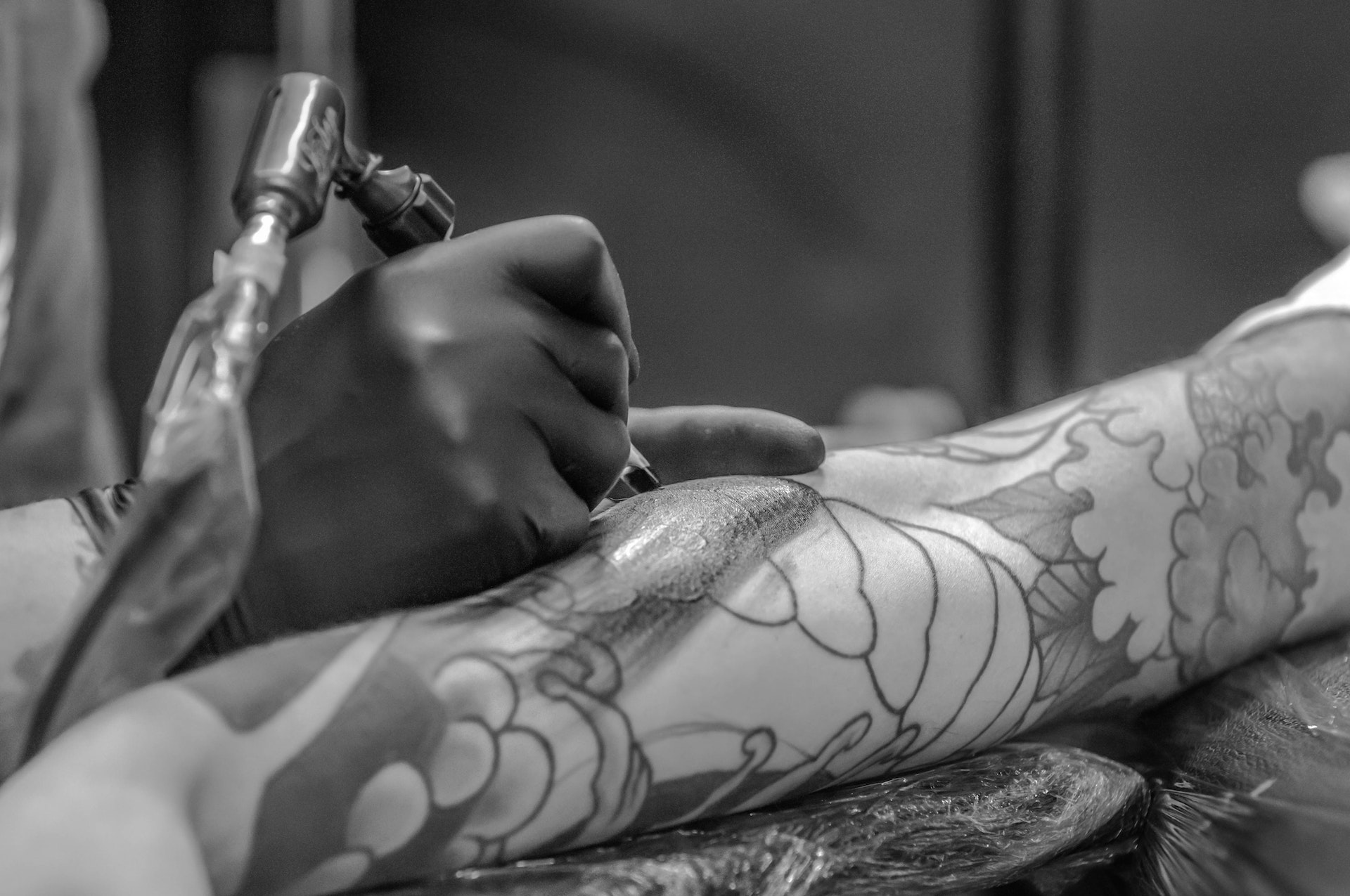 Rimuovere un tatuaggio non costa poco, in media i prezzi sono molto più alti di quelli necessari per tatuarsi e dipendono da diversi fattori.
